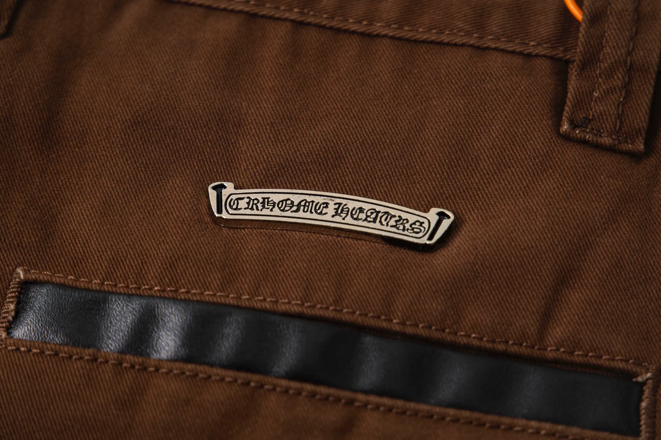 P260 Chrome Hearts | Chrome Hearts Brown Casual Cross Patched Leather Jeans - Full of exploring the ultimate in fashion, Chrome Hearts' new Chrome Hearts pants cleverly integrate camouflage cross, camouflage cross and other elements to break traditional boundaries. Mattyboy's clever fusion of overalls and khaki jeans, the same style, brings endless matching inspiration to fashionistas! Whether it is daily wear or a trendy try, these pants can bring you an excellent fashion experience. Style number: 1754# Color: casual brown Size: 28 30 32 34
